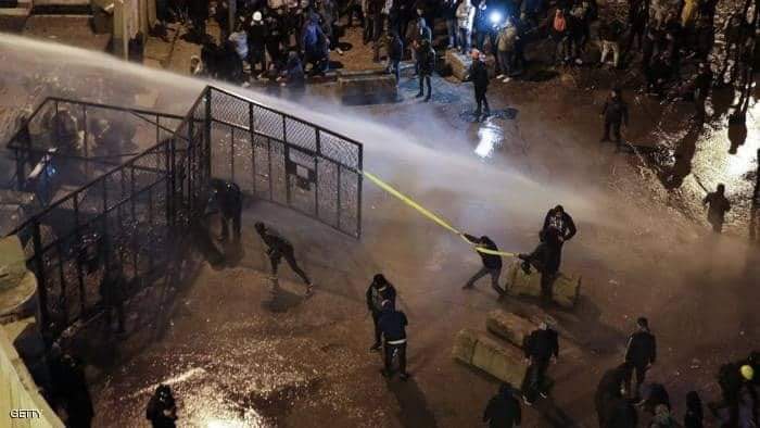الأمن يحاول صد المتظاهرين بخراطيم المياه بلبنان