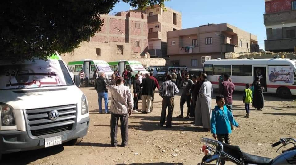 محافظ قنا : الكشف على ١٩٧٤ حالة بقرية الأشراف الشرقية بمدينة قنا