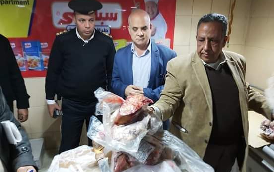 مصادرة وإعدام ٣٥٠ كيلو من منتجات لحوم ودواجن غير صالحة للاستخدام الآدمي بشبرا الخيمة