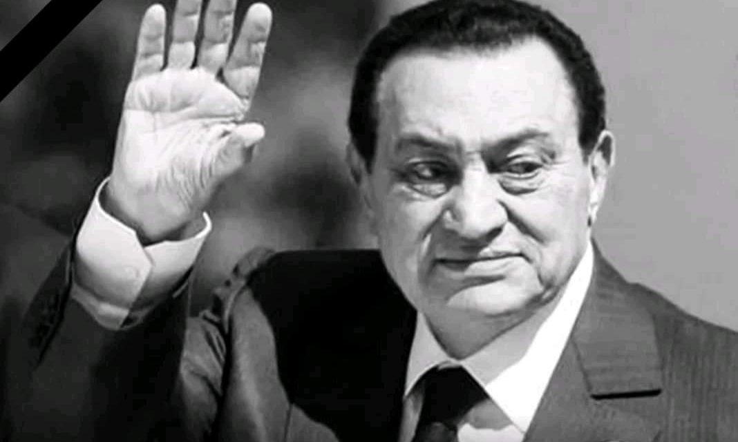 تشييع جثمان الرئيس الأسبق مبارك في جنازة عسكرية