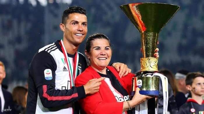 رونالدو ووالدته أثناء احتفاله بلقب الدوري العام الماضي
