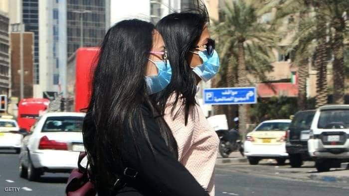 فتاتان ترتديان كمامات واقية في الكويت وإجراءات للقادمين من مصر