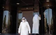 مواطن يرتدي كمامة واقية في العاصمة الكويتية و12 إصابة جديدة