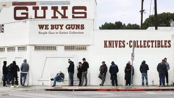 طابور لأميركيين يريدون شراء أسلحة من متجر بالولايات المتحدة