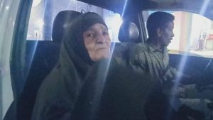 الأجهزة الأمنية بنجع حمادي توصل مسنة لمنزلها بعد انقطاع المواصلات