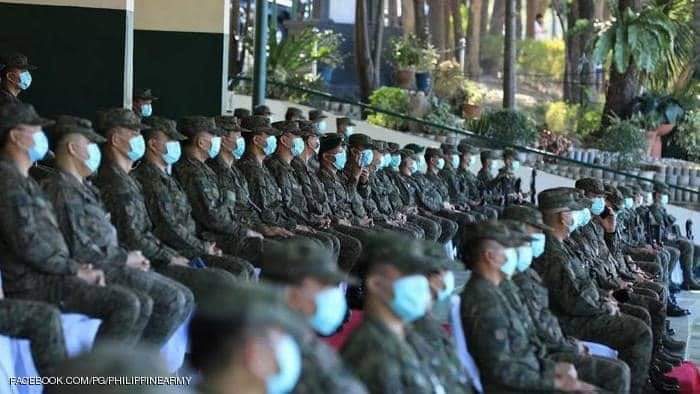 جنود بالجيش الفلبيني يرتدون كمامات لمواجهة كورونا بعد إصابة رئيس أركان جيش الفلبين