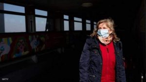 سيدة ترتدي كمامة واقية في العاصمة الألمانية برلين لمواجهة فيروس كورونا المستجد