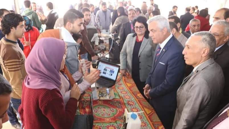 رئيس جامعة المنوفية يتفقد معرض مشروعات طلاب الهندسة الإلكترونية