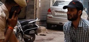 شرطي هندي يضرب رجلا اخترق أمر الإغلاق في نيودلهي
