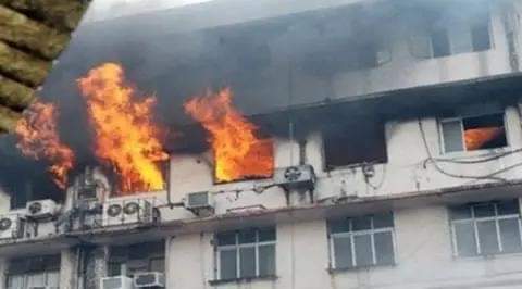 كارثة إنسانية.حريق هائل يلتهم مستشفى حكومي في نهار رمضان