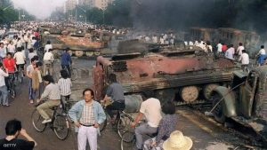 واشنطن تذكر بكين سيارات عسكرية محترقة في ساحة تيانانمن عام 1989.