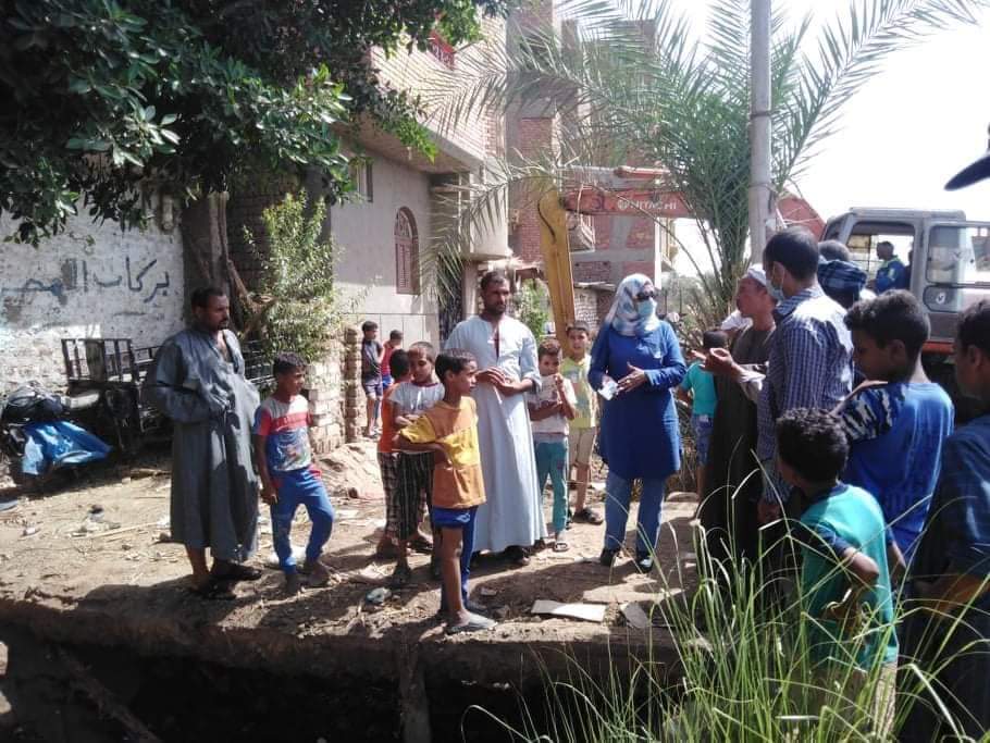 الوحدة المحلية لقرية الغربي بهجورة تقوم بإنارة الشوارع وتطهير الترع والمصارف