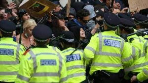 ترافقت بعض المظاهرات بأعمال عنف ضد الشرطة البريطانية