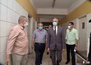 سكرتير عام محافظة قنا خلال مروره اليومى على مستشفيات العزل