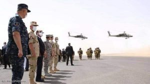 السيسي تفقد وحدات عسكرية في قاعدة جوية قرب الحدود مع ليبيا.