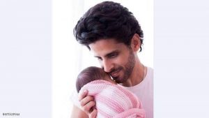 صورة حمدي الميرغي مع طفلته أثارت ضجة على مواقع التواصل