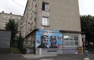 الصورة الجدارية التي تعرضت للتخريب في باريس لتكريم فلويد وتراوري بعبارات مسيئة