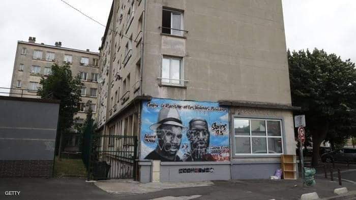 الصورة الجدارية التي تعرضت للتخريب في باريس لتكريم فلويد وتراوري بعبارات مسيئة