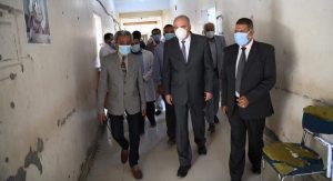 محافظ قنا يتابع مستوى الخدمات الطبية بالمقر المؤقت لمستشفى أبوتشت العام