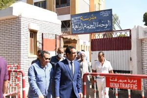 نائب محافظ قنا يتابع سير العملية الانتخابية بعدد من مدن المحافظة