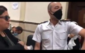فيديو سيدة تعتدي على ضابط في محكمة مصر الجديدة وتنزع الكتافات