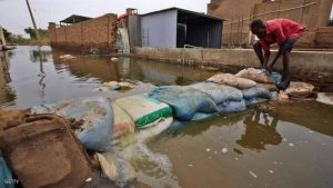 النيل الغضب أكياس رملية لدرء خطر الفيضانات عن المنازل