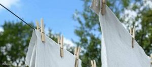 دراسة تحذر من التأثير السلبي لغسل الملابس على البيئة