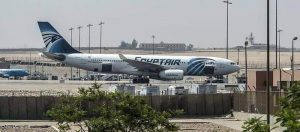 طائرة تابعة لشركة مصر للطيران استئناف رحلاتها المباشرة