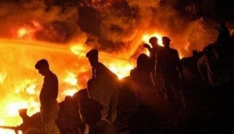 كارثة المصنع أودى حريق كراتشي بحياة أكثر من 260 شخصا