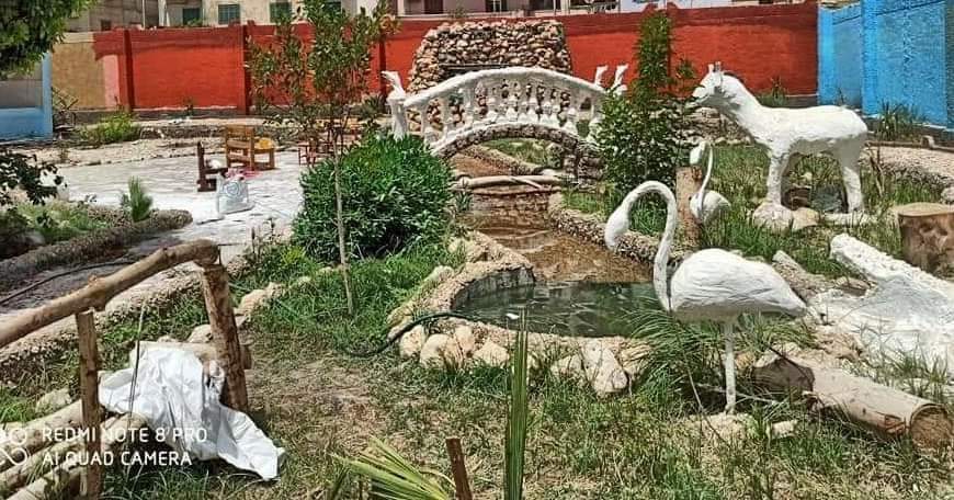 وكيل مدرسة يقود مبادرة تطوير حدائق المدارس بنجع حمادي