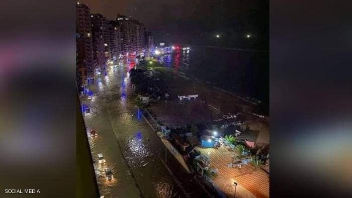 صورة متداول تظهر مياه الأمطار قد غمرت شوارع في الإسكندرية