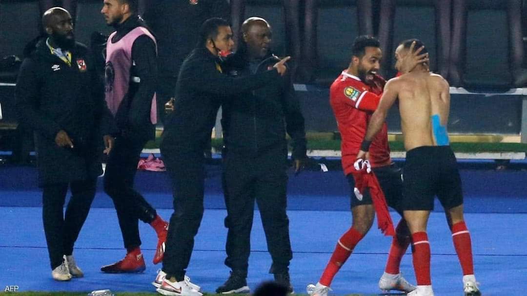 فرحة للاعبي الأهلي بالتتويج لفوزة على الزمالك