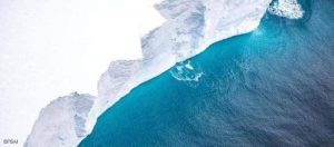 الصورة التقطت من طائرة استطلاع بريطانية ترصد انجراف أكبر جبل جليدي في العالم