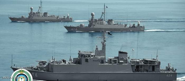 قطع عسكرية من أسطول البحرية السعودية.وتدمير زورقين مفخخين مسيّرين للحوثيين