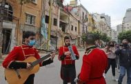 فرقة موسيقية تعزف في منطقة مار مخايل في بيروت.