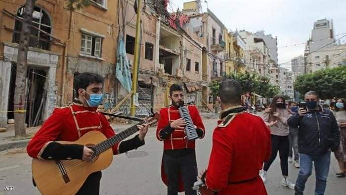 فرقة موسيقية تعزف في منطقة مار مخايل في بيروت.