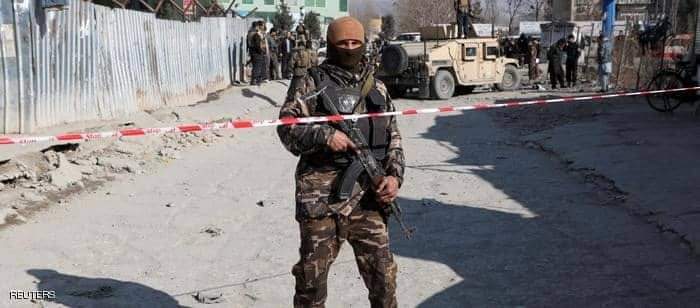 أحد أفراد الشرطة الأفغانية اثناء تقتل 11 طفلا شرقي أفغانستان
