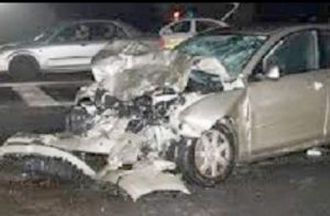 إصابة شخصين في حادث تصادم سيارتين بالأوتوستراد