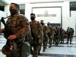 لحظة دخول قوات من الحرس الوطني لمبنى الكونغرس لتأمينه