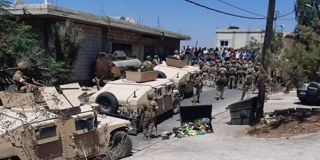 الجيش اللبناني يتعرض لهجوم خلال توقيف شاحنة للتهريب بادوات حادة وعصي