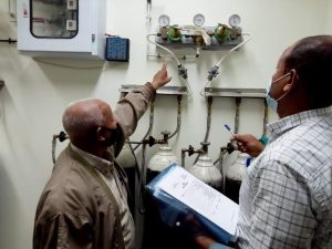 لجنة من جهاز شئون البيئة لمراجعة الاشتراطات البيئية لمخازن اسطوانات الأكسجين بمستشفى بيراميدز بالقصير