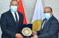 وزير التنمية المحلية يكرم خالد صلاح لفوز اليوم السابع بجائزة دبى للصحافة الذكية