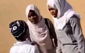 طالبات بالمرحلة الثانوية يشتبكنّ بالأيدي مع شاب في أحد شوارع الخرطوم