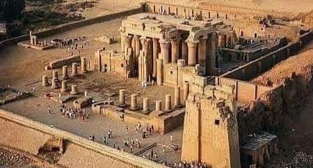 معبد كوم امبو من أهم وأجمل المعابد والآثار بمصر والتي يأتي إليها الزوار من جميع إنحاء العالم