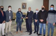طلاب الجامعة المصرية الروسية يحصلون على درع التقدير للمشاركة فى رالى السيارات محلية الصنع