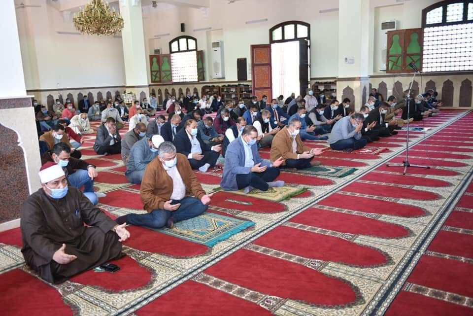 وزيرا الآثار والطيراني المدني يؤديان صلاة الجمعة بالمسجد الكبير بجامعة سوهاج