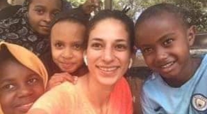 سارة الأمين مع أطفال كينياسر قوة مصر الناعمة مع فتاة