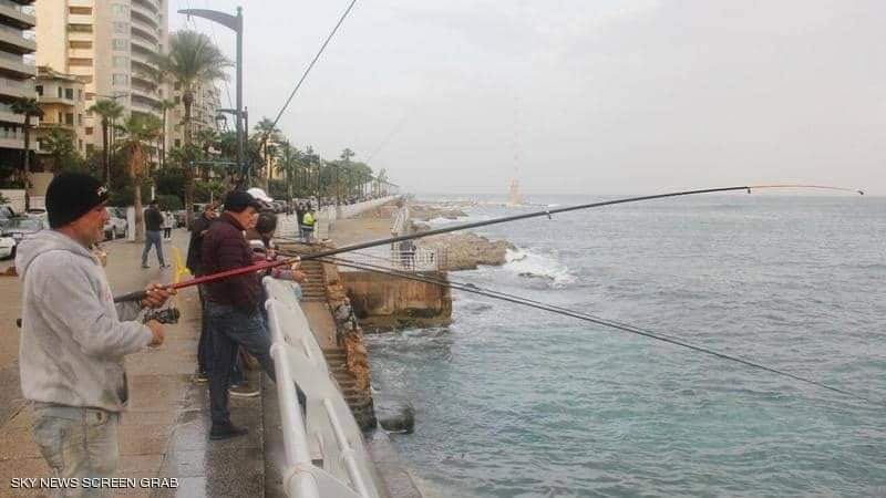 قصة مريم صيادة السمك عند شاطئ بيروت.. تصطاد محبة الناس