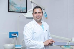 في اليوم العالمي لصحة الفم.. د. إيهاب شريف يحذر من تفريش الأسنان بعد تناول المشروبات الغازية مباشرة