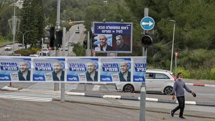 لافتات لدعم رئيس الوزراء الإسرائيلي المحتل في الانتخابات نحو إنهاء الجمود السياسي